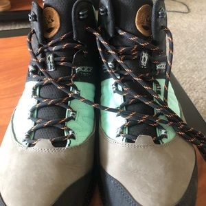 MERRELL OUTDOOR HIKING BOOTS